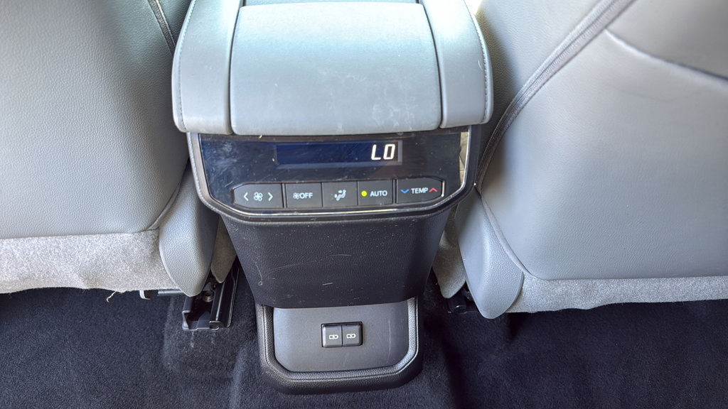 Used 2022 Toyota Highlander XLE FWD image 17