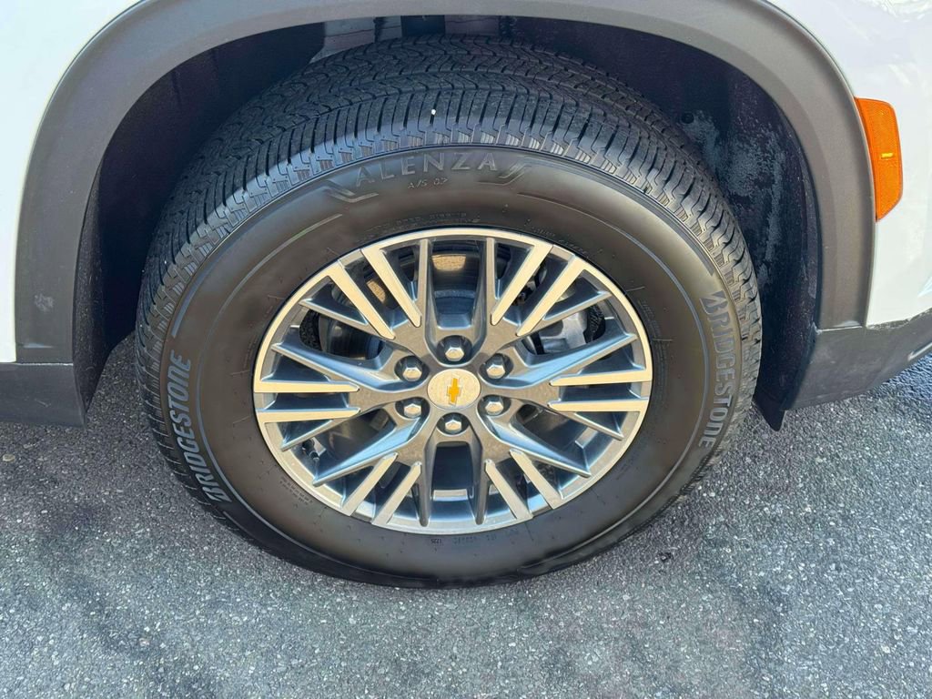 Used 2025 Chevrolet Traverse LT AWD/4WD image 9