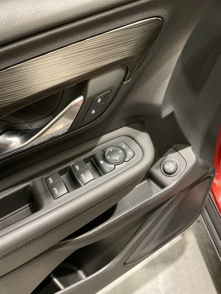 Used 2023 GMC Terrain SLE w/ Driver Convenience Package image 7