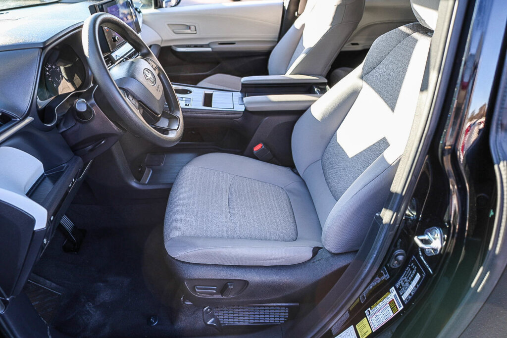 Used 2025 Toyota Sienna LE FWD image 10