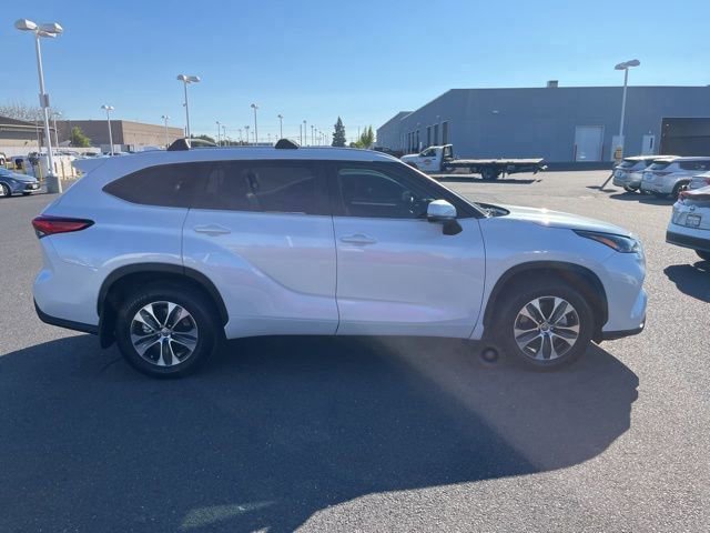 Used 2023 Toyota Highlander XLE image 4