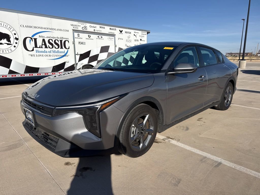 Used 2025 Kia K4 LXS image 1