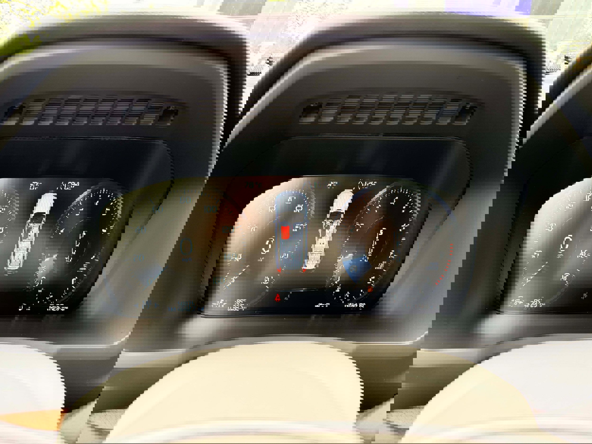 Certified 2022 Volvo XC90 T6 Momentum image 21