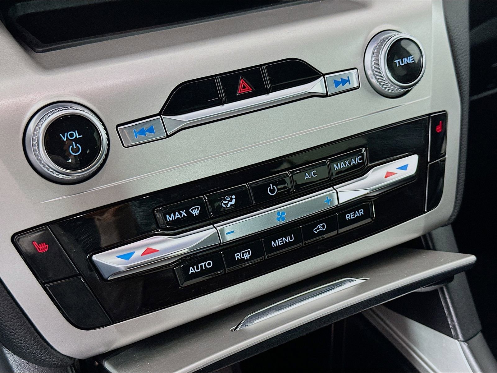 Used 2022 Ford Explorer XLT AWD/4WD image 16