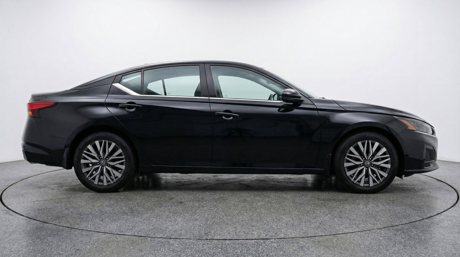 Used 2025 Nissan Altima 2.5 SV FWD image 9