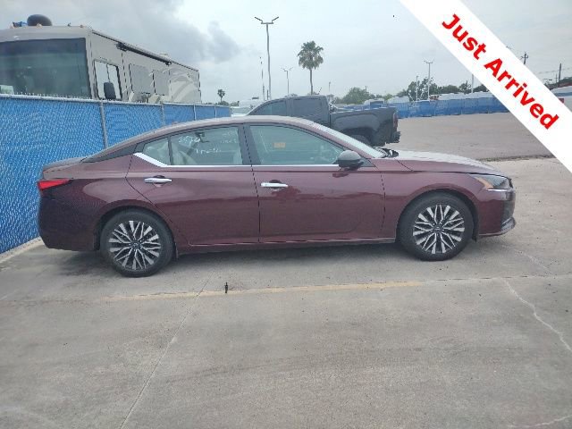 Used 2025 Nissan Altima 2.5 SV FWD image 12