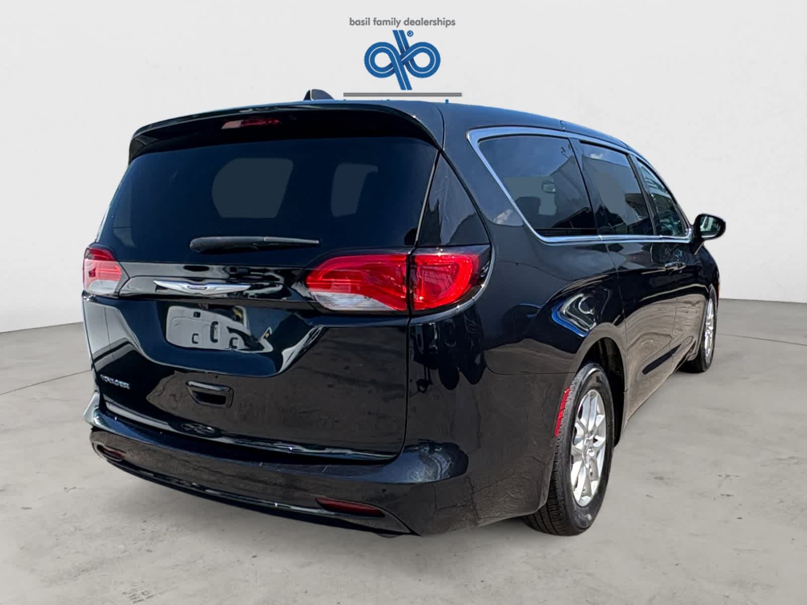 Used 2023 Chrysler Voyager LX FWD image 6