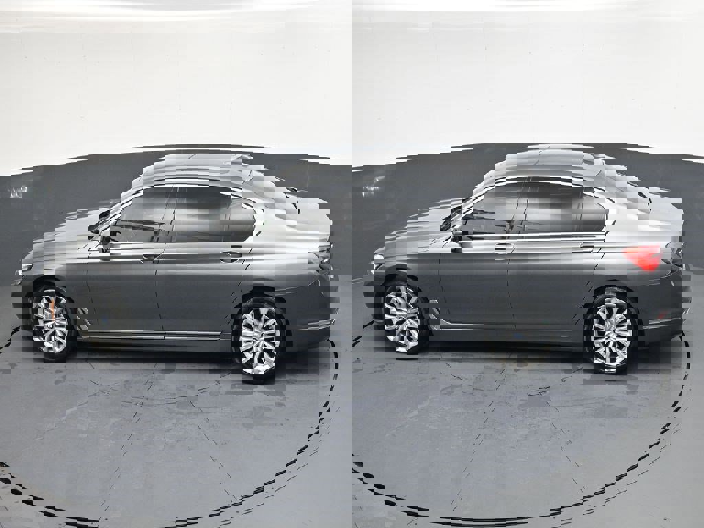 Used 2018 BMW 740i RWD image 22