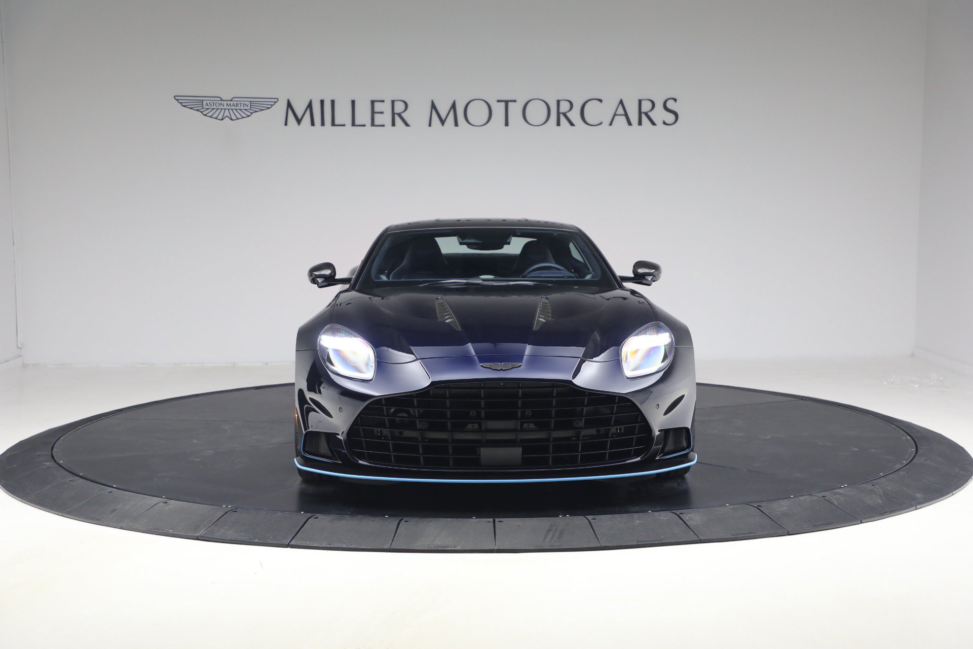 Used 2025 Aston Martin Vanquish RWD image 12