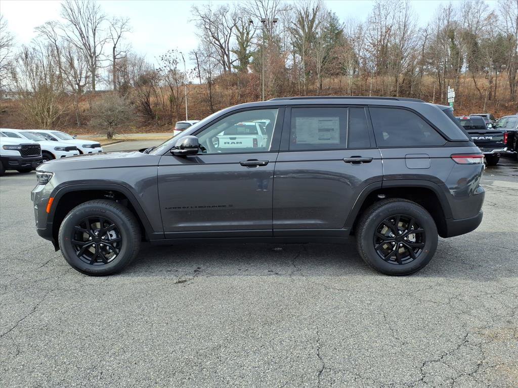 Used 2025 Jeep Grand Cherokee Altitude AWD/4WD image 5