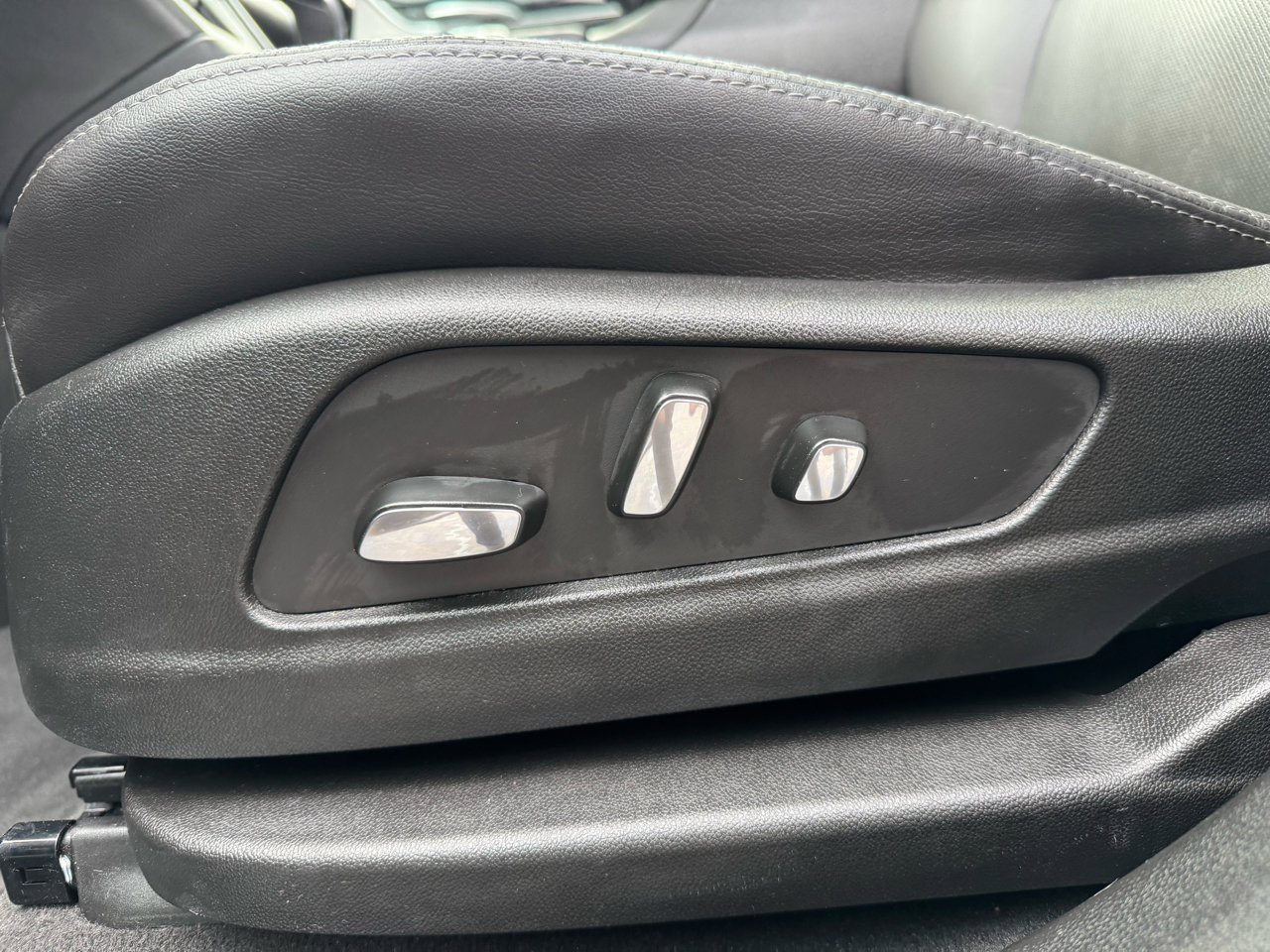 Used 2025 Cadillac XT5 Premium Luxury image 12