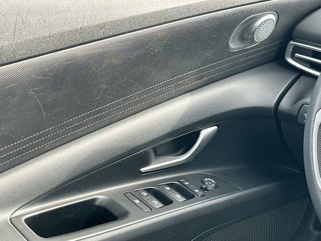 Used 2021 Hyundai Elantra SE image 17