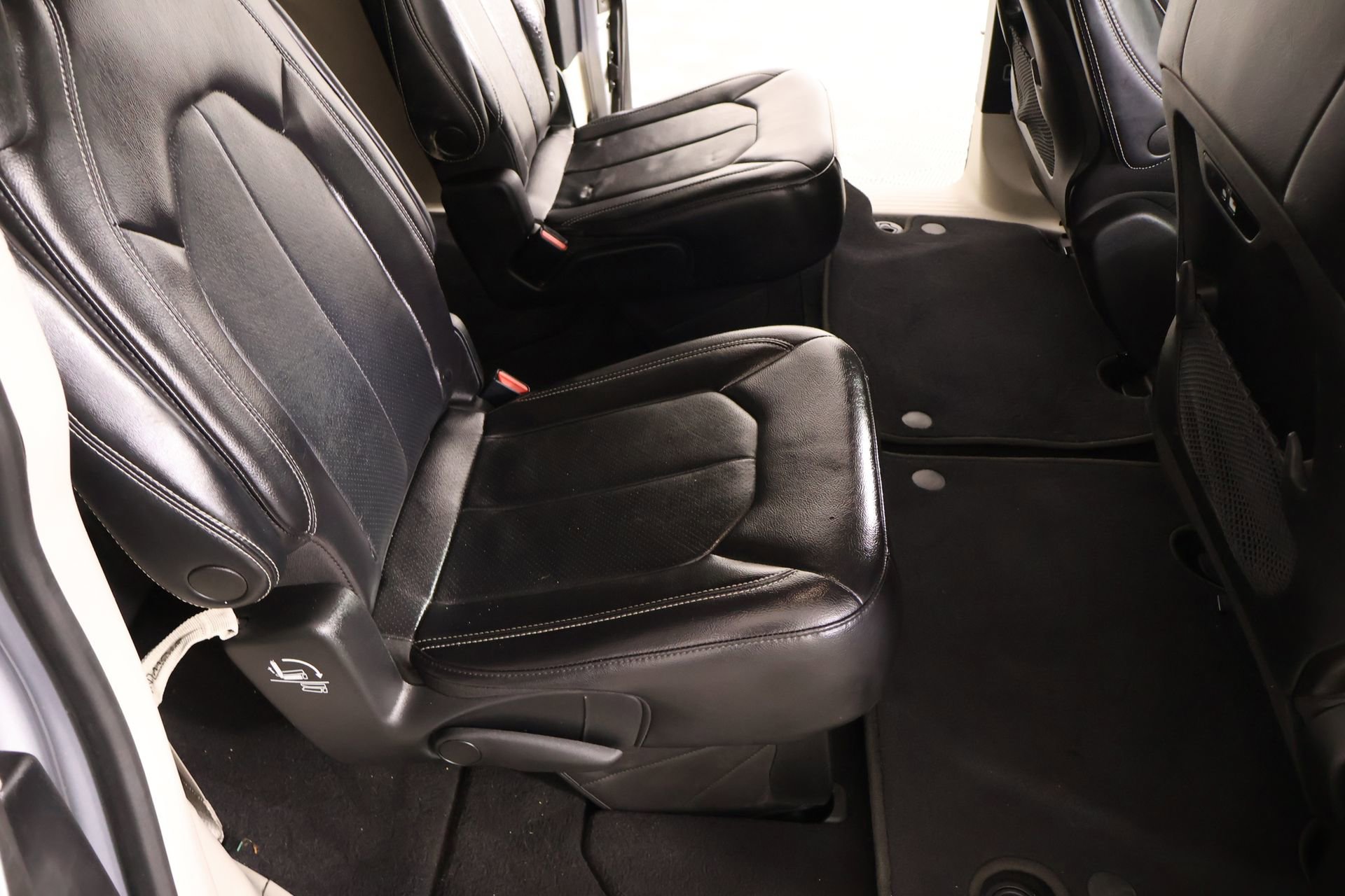 Used 2022 Chrysler Pacifica Touring-L image 15