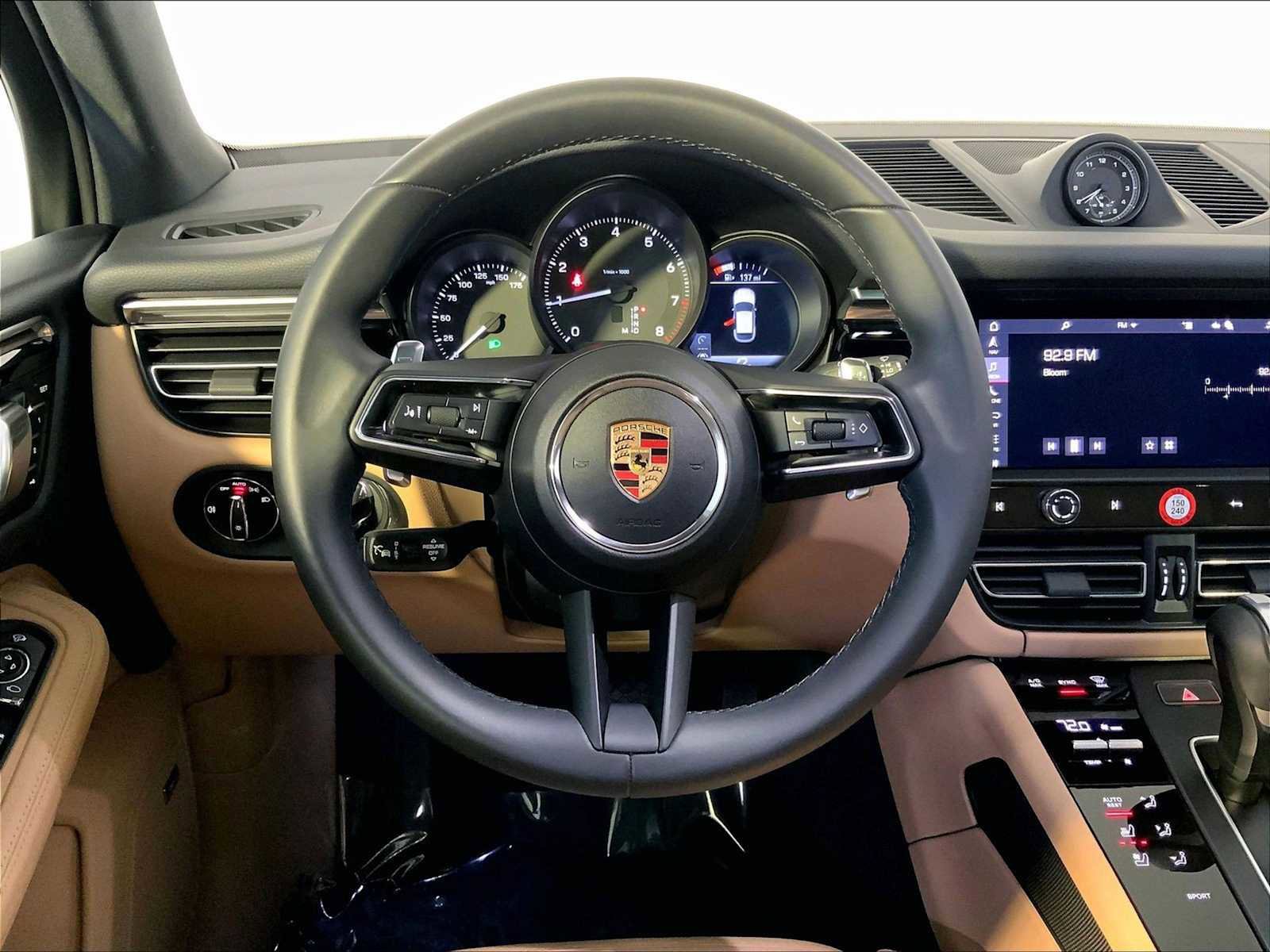 Certified 2025 Porsche Macan image 15