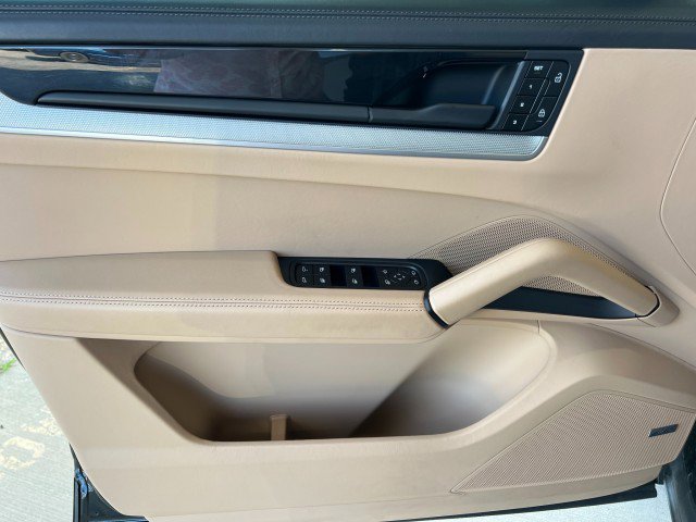 Used 2024 Porsche Cayenne Coupe image 13