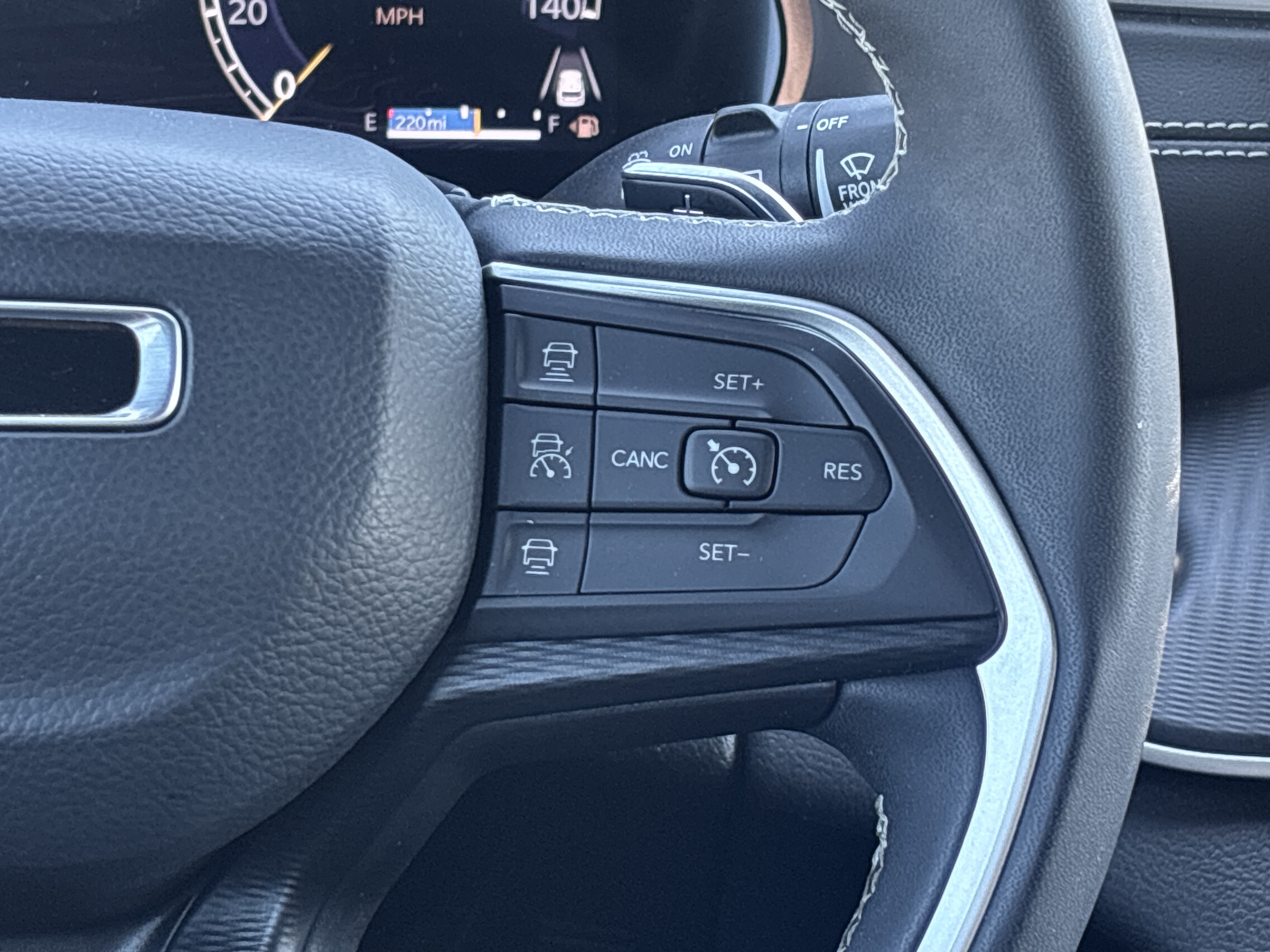 Used 2025 Jeep Grand Cherokee Altitude AWD/4WD image 5