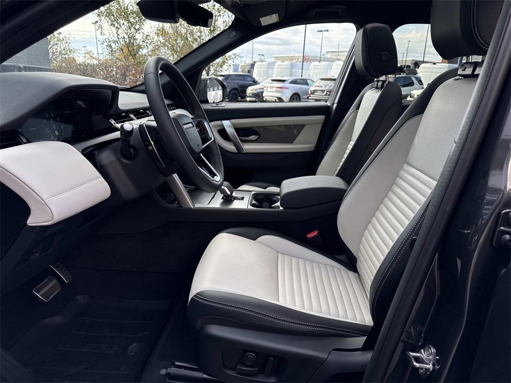 Certified 2025 Land Rover Discovery Sport Dynamic SE image 18