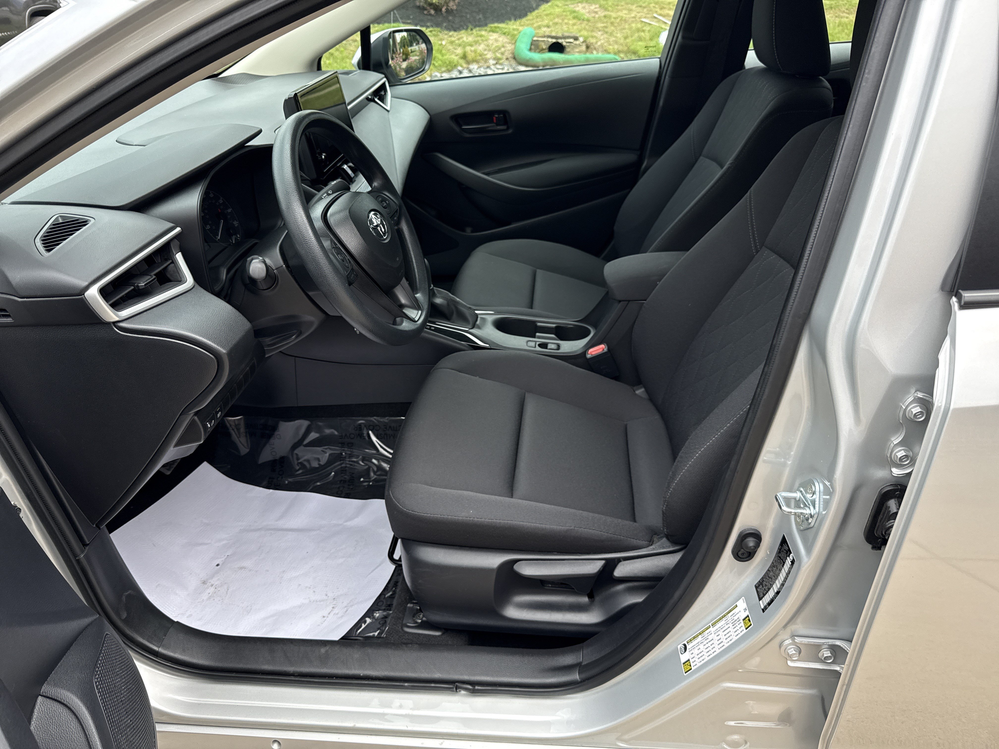 Used 2025 Toyota Corolla LE FWD image 12