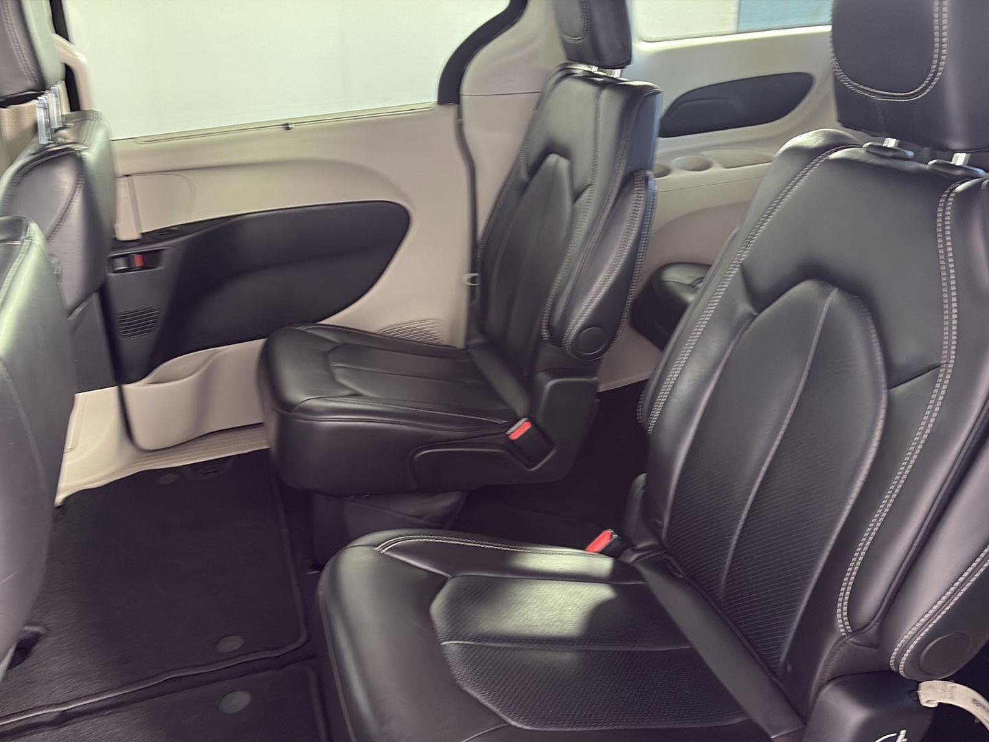 Used 2024 Chrysler Pacifica Touring-L image 19