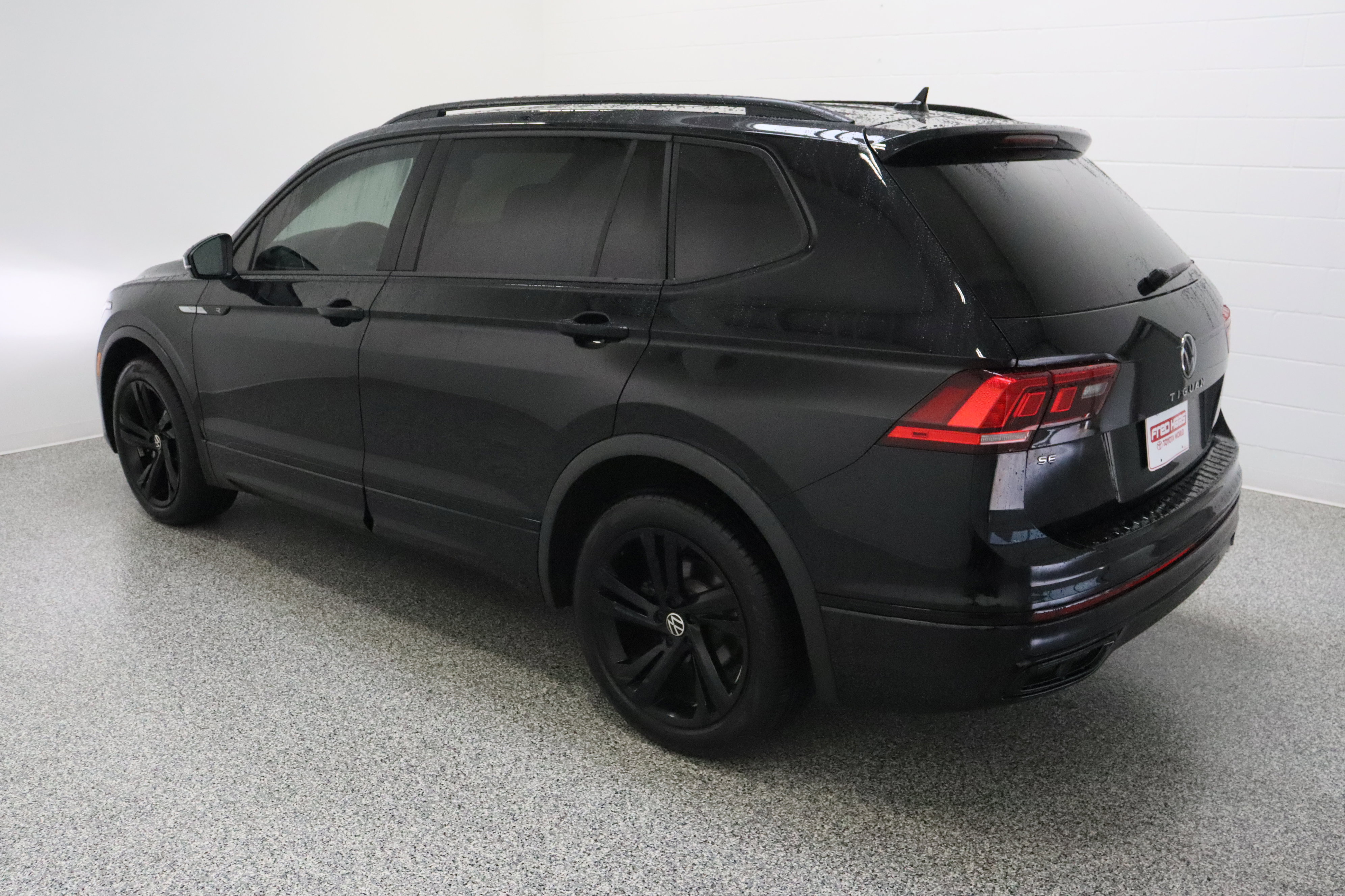 Used 2024 Volkswagen Tiguan SE R-Line FWD image 9