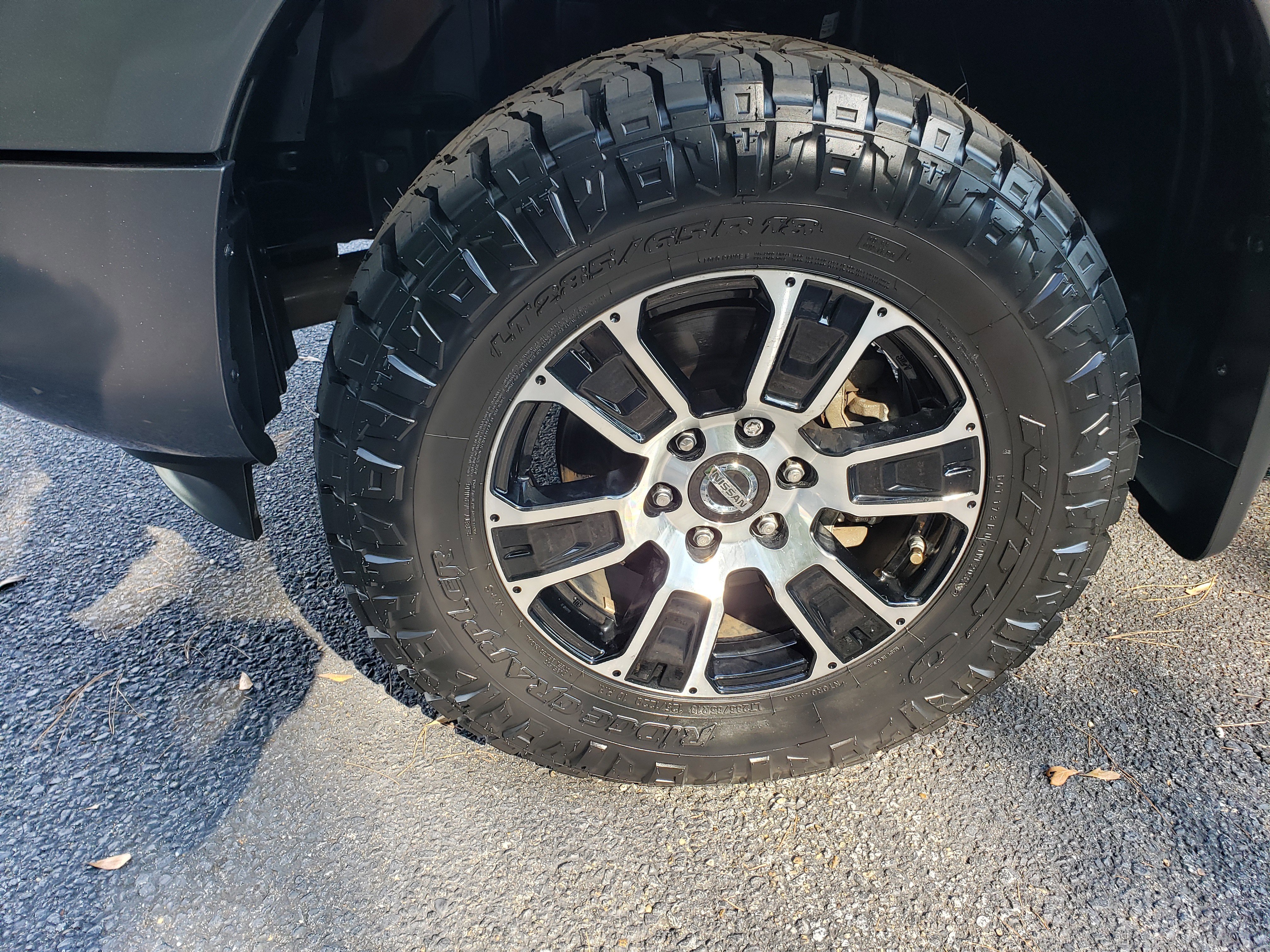 Used 2021 Nissan Titan SV w/ SV Convenience Package image 11