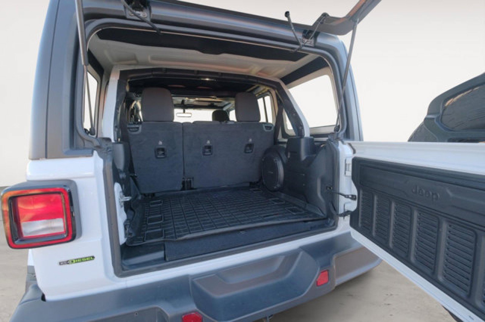 Used 2020 Jeep Wrangler Unlimited Sahara AWD/4WD image 15