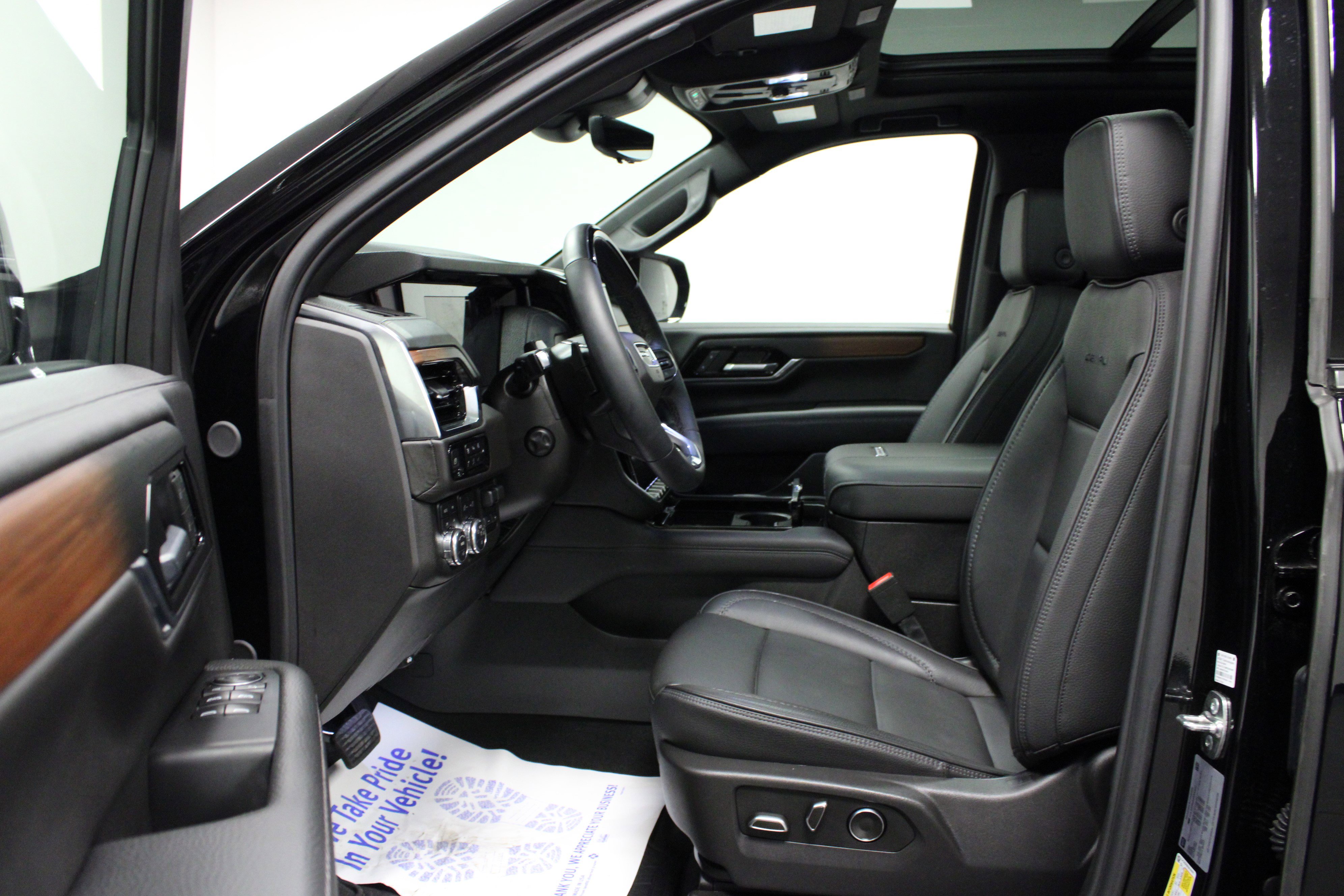 Used 2025 GMC Yukon Denali w/ Denali Reserve Package image 12