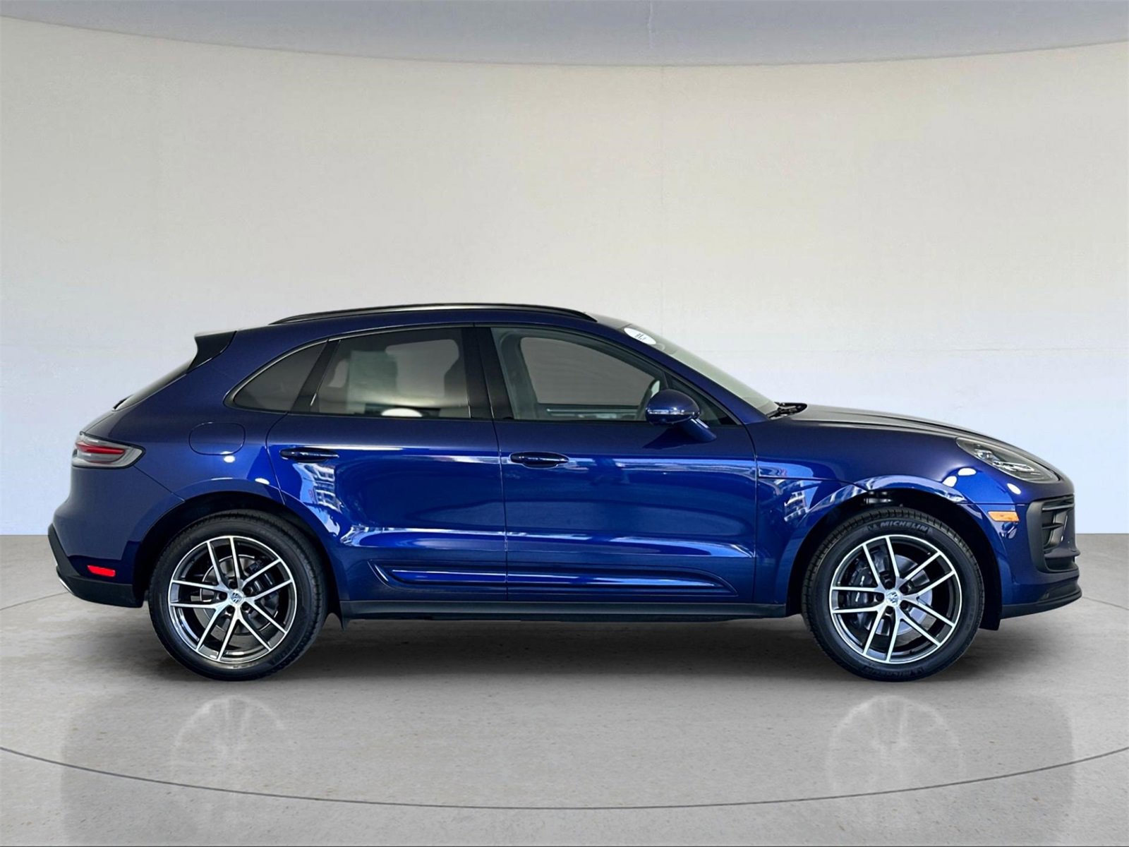 Used 2025 Porsche Macan image 9