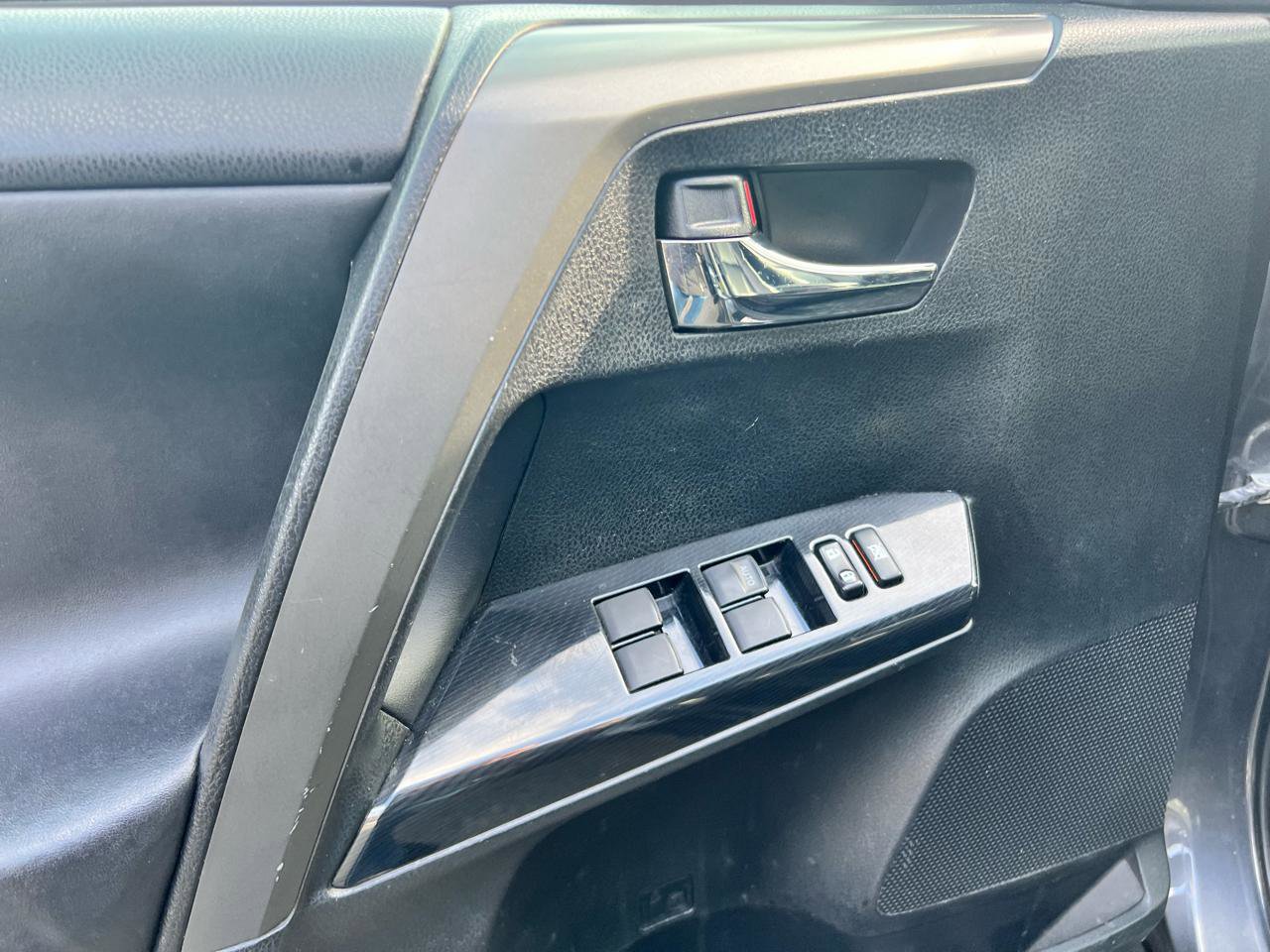 Used 2016 Toyota RAV4 SE image 7