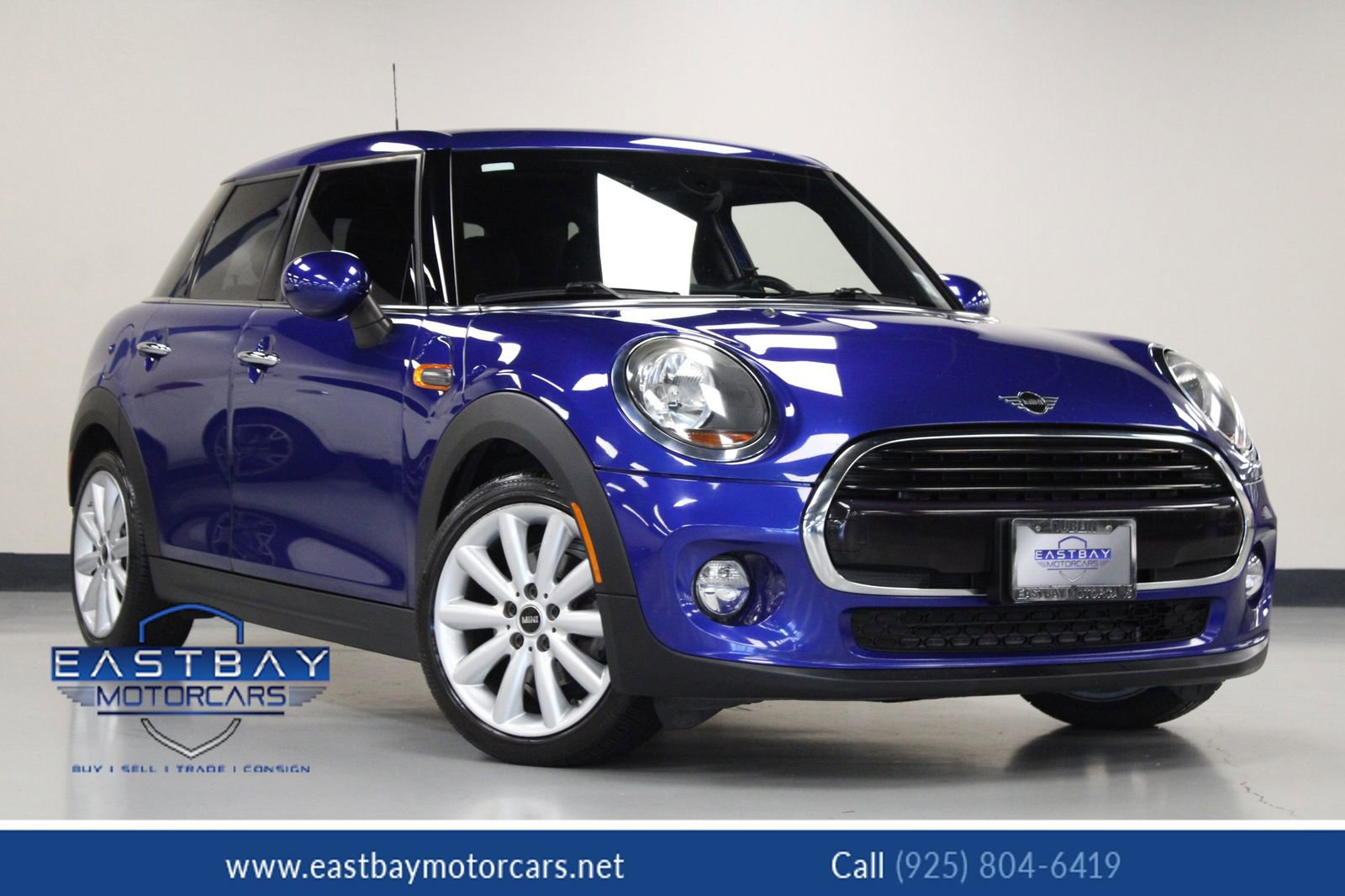 Used 2019 MINI Cooper 4-Door Hardtop image 1