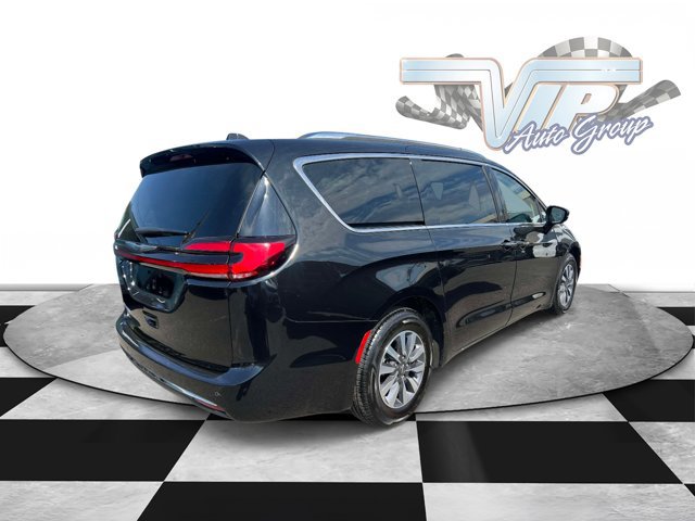 Certified 2021 Chrysler Pacifica Touring-L w/ Uconnect Theater Family Group FWD image 5