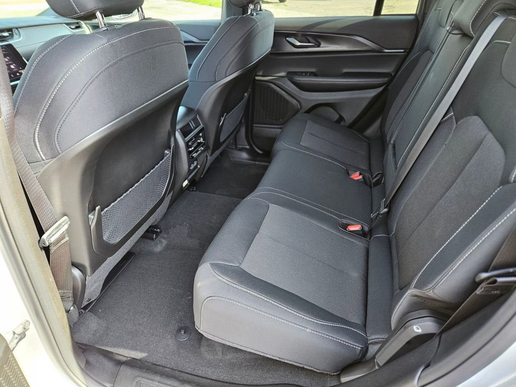 New 2025 Jeep Grand Cherokee Laredo X w/ Luxury Tech Group I image 16