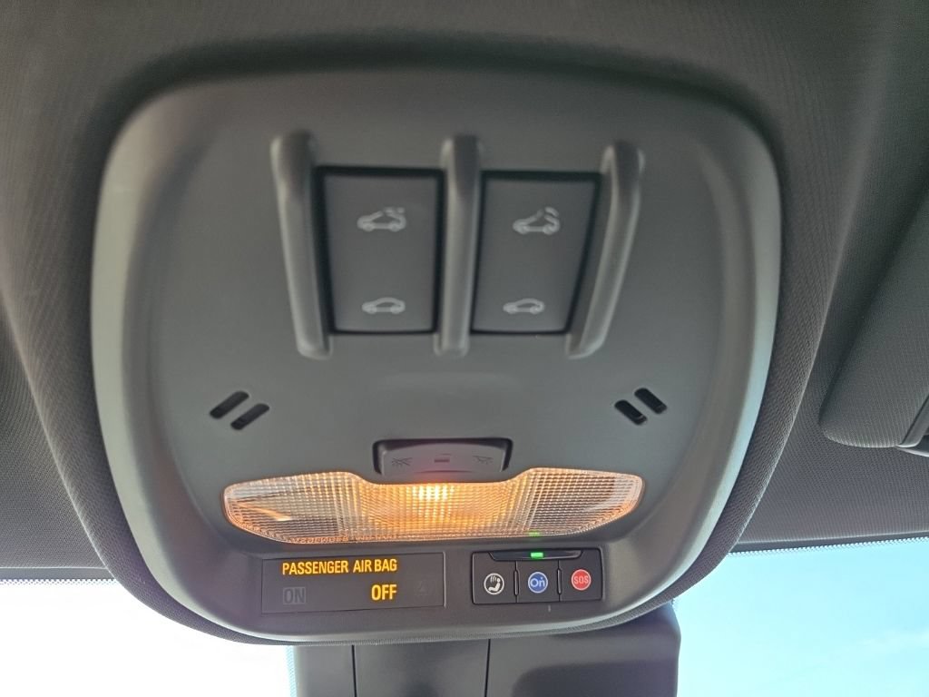 Used 2025 Chevrolet Trax RS w/ Sunroof Package FWD image 21