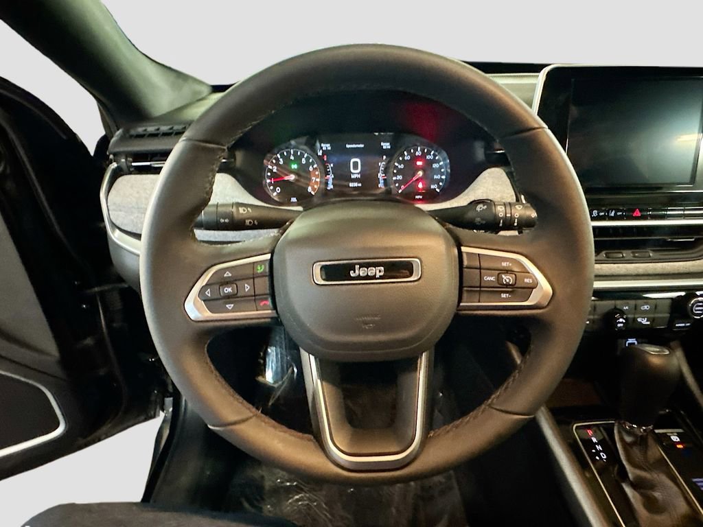 Used 2025 Jeep Compass Latitude image 11