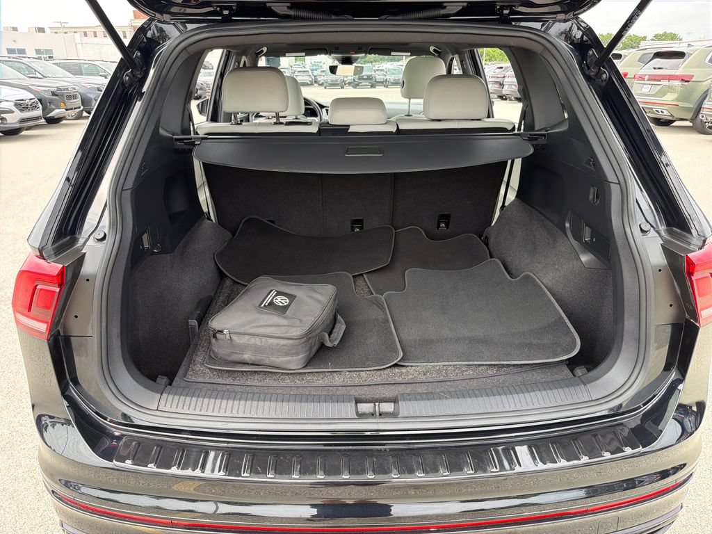Certified 2023 Volkswagen Tiguan SE R-Line AWD/4WD image 28