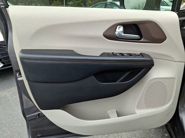 Used 2018 Chrysler Pacifica Touring-L image 13