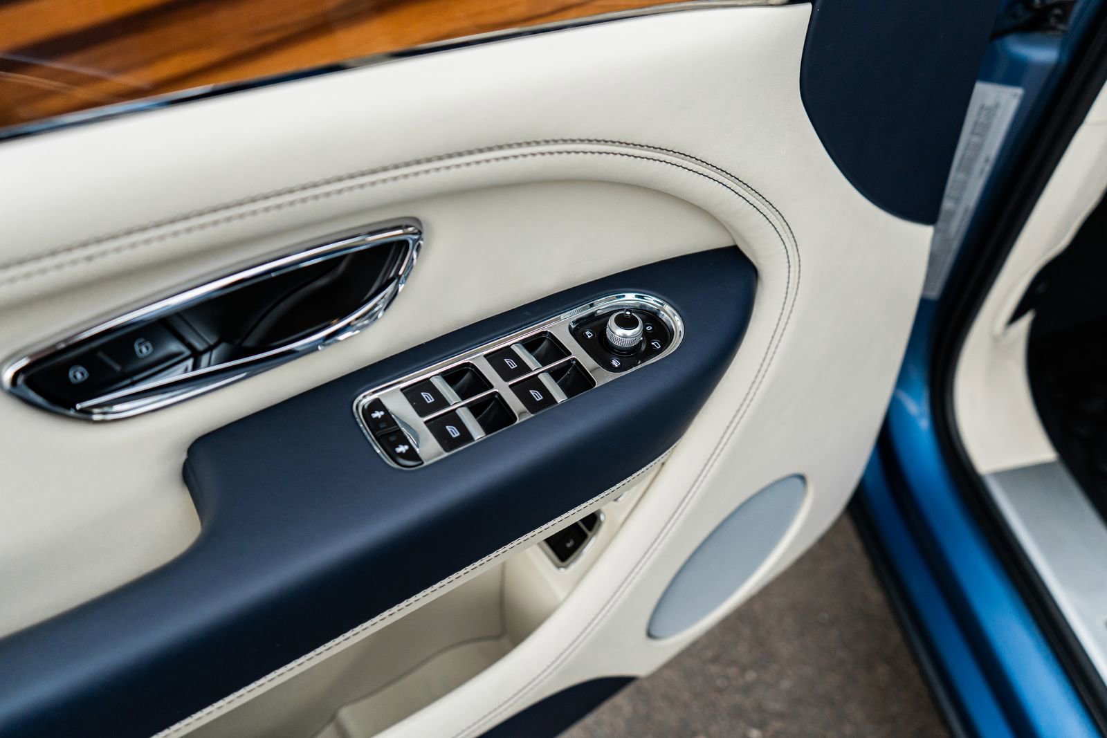 Certified 2022 Bentley Bentayga image 22