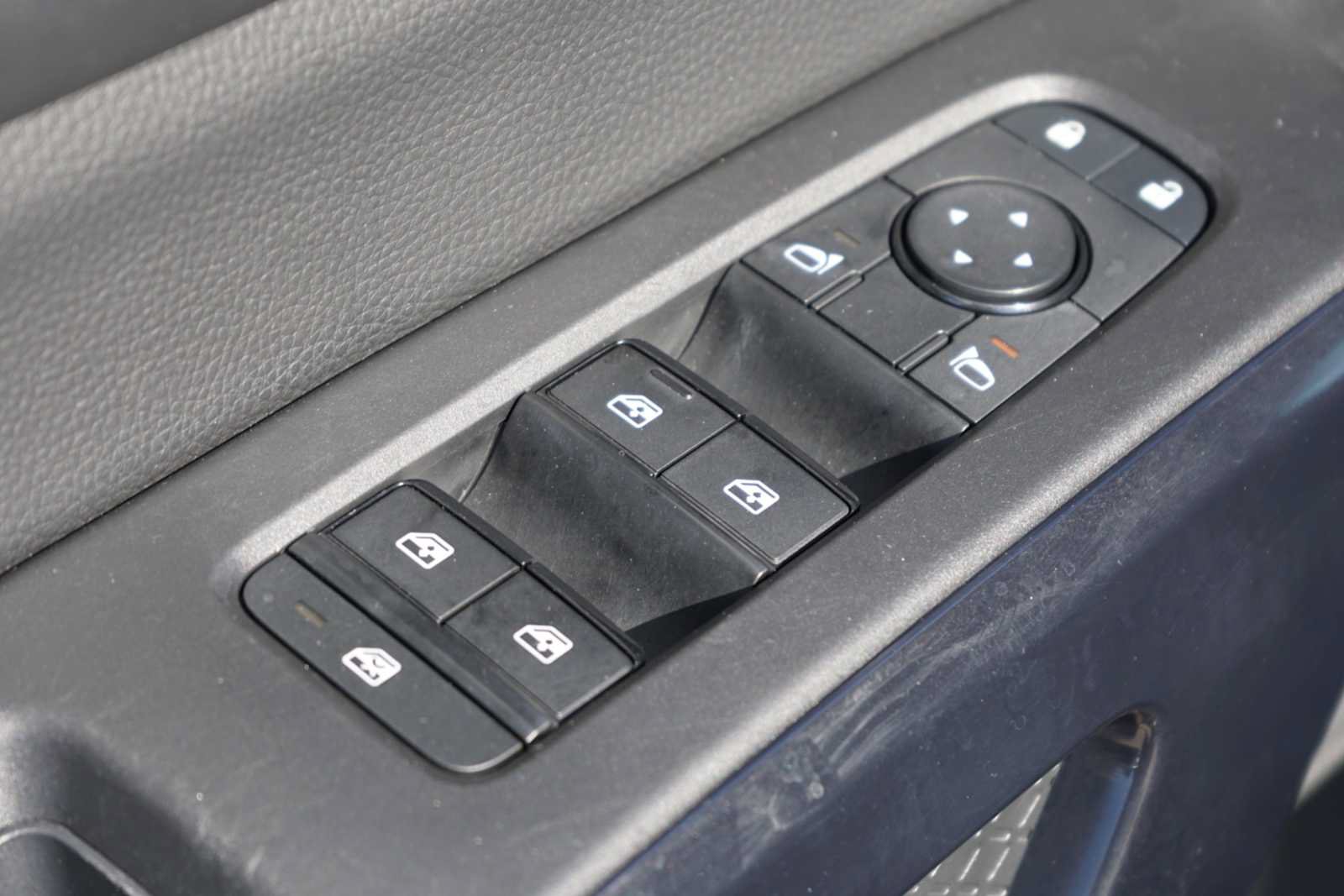 Used 2025 Nissan Pathfinder SV FWD image 16