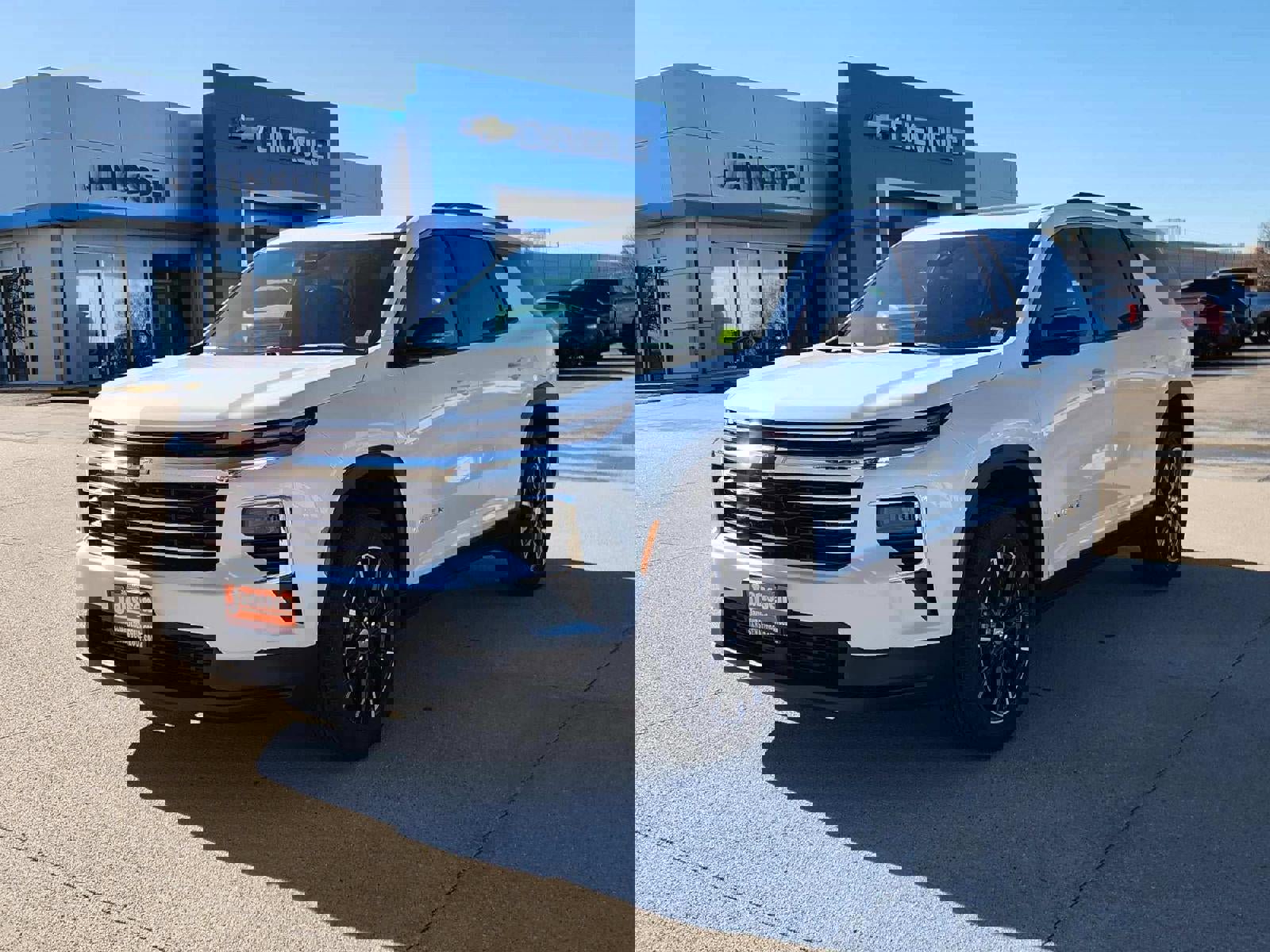 Used 2025 Chevrolet Equinox LT image 2