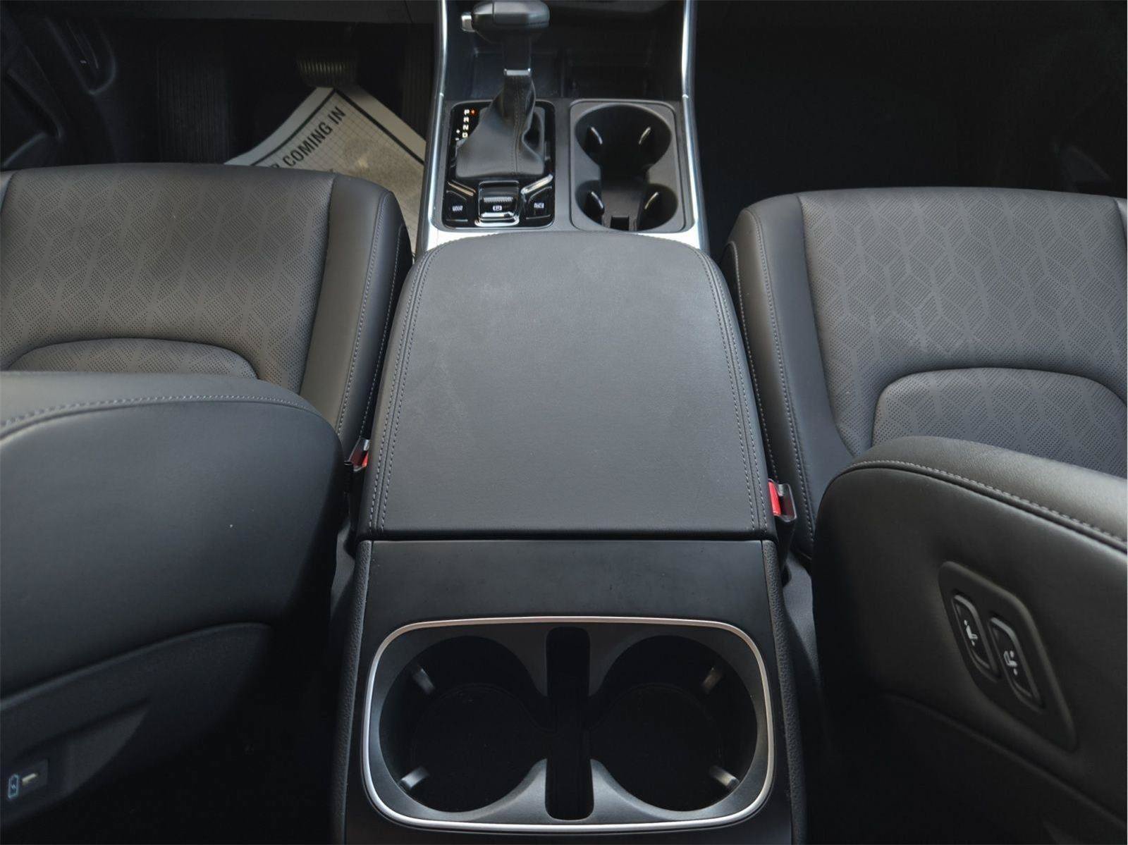 Used 2025 Kia Carnival SX w/ SX Dark Edition Package FWD image 14