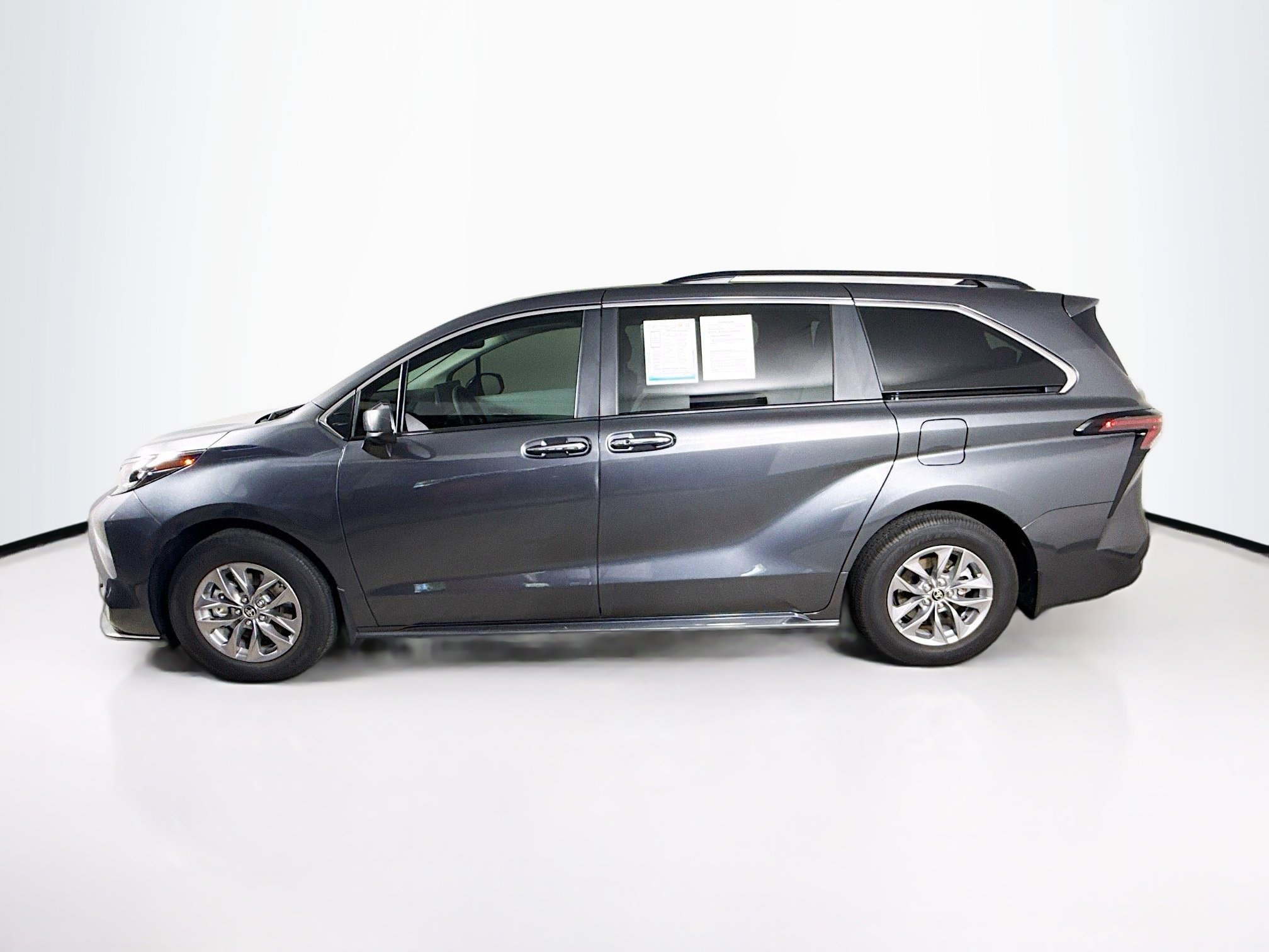Used 2025 Toyota Sienna XLE FWD image 7