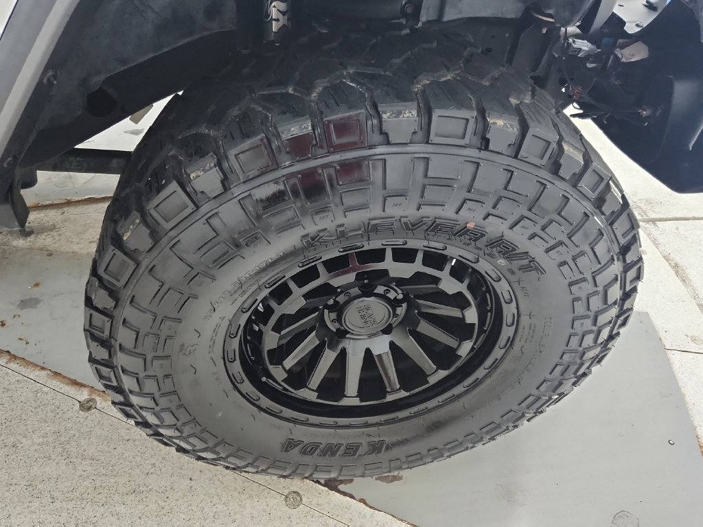 Used 2018 Jeep Wrangler Unlimited Sahara AWD/4WD image 35