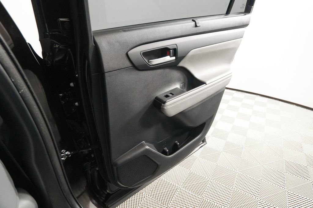 Used 2022 Toyota Highlander XLE AWD/4WD image 17