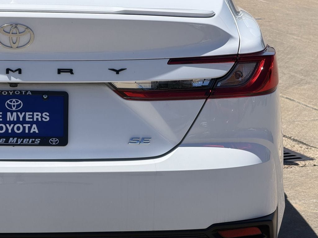 Used 2026 Toyota Camry SE FWD image 9