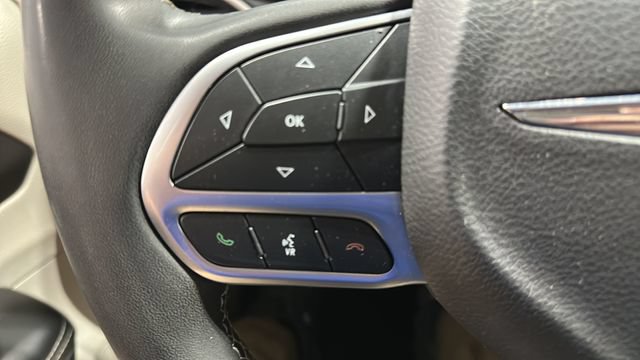 Used 2024 Chrysler Pacifica Touring-L FWD image 10