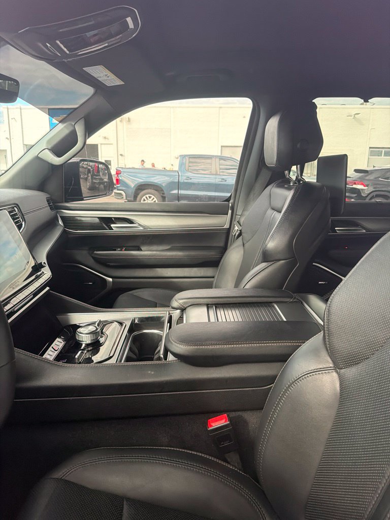 Used 2024 Jeep Wagoneer Series II w/ Convenience Group I AWD/4WD image 16