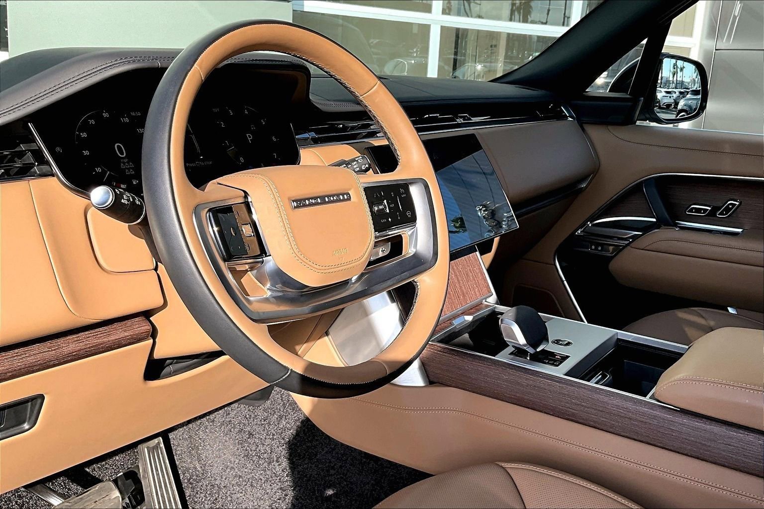 Used 2025 Land Rover Range Rover Long Wheelbase SE image 13