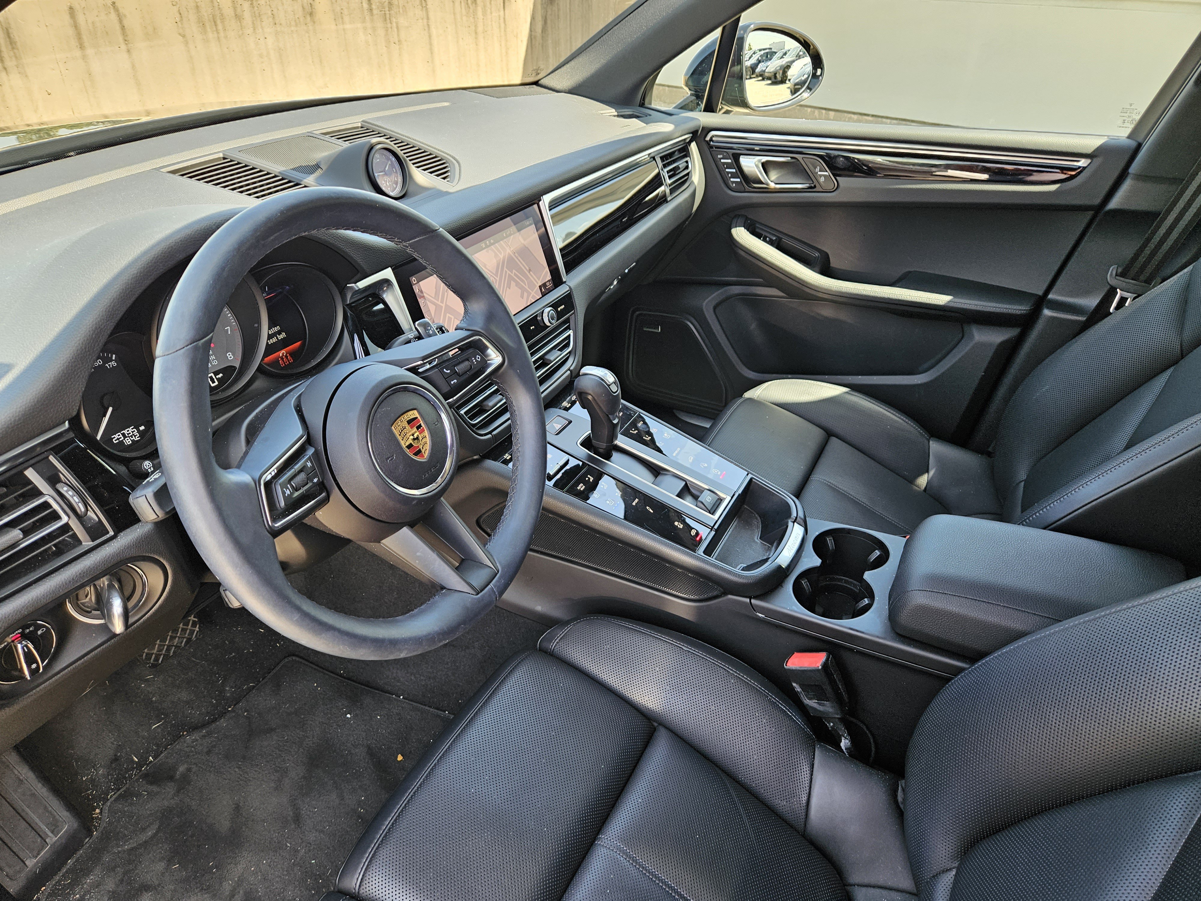 Certified 2024 Porsche Macan S AWD/4WD image 4