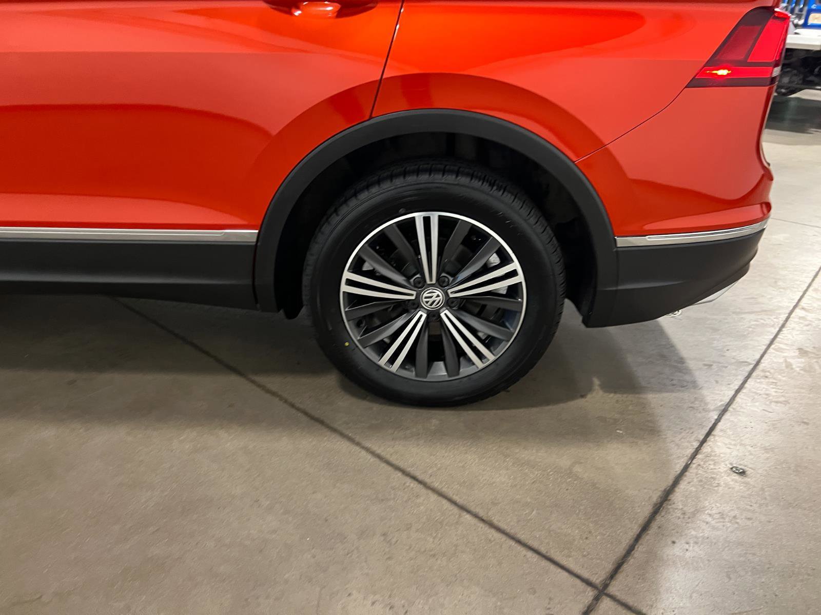 Used 2018 Volkswagen Tiguan SEL AWD/4WD image 42