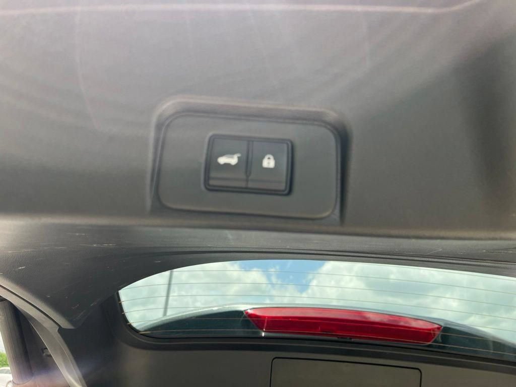 Used 2025 Nissan Rogue SV FWD image 32